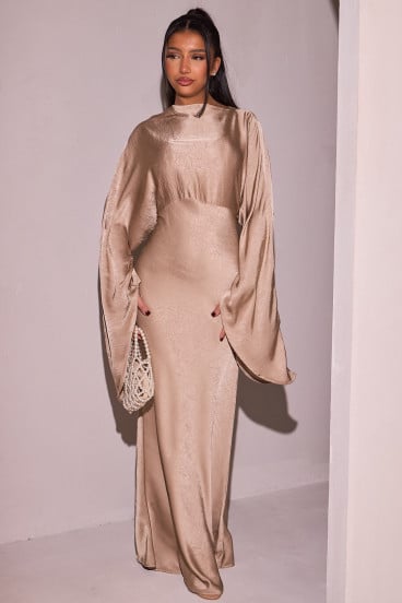 Robe beige à manches pagode