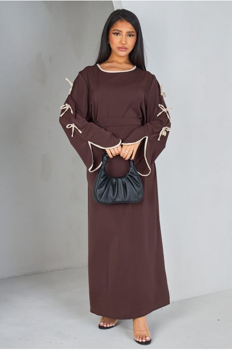 Abaya marron avec nœuds papillons sur les manches beige