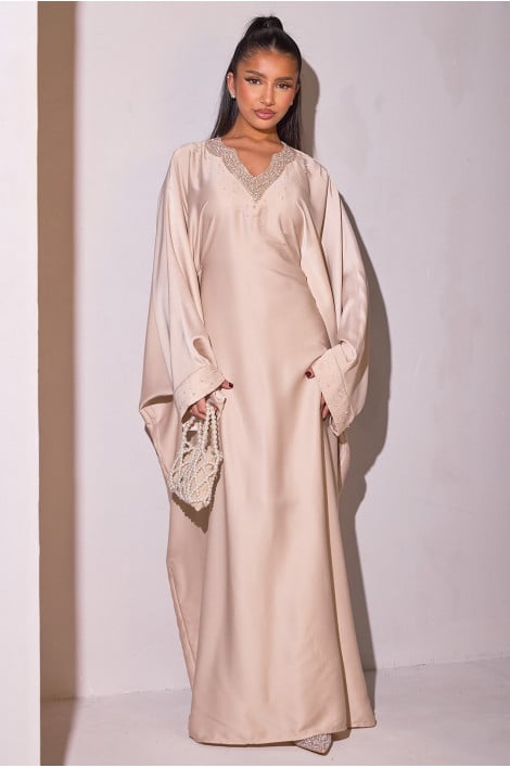 Abaya beige satinée à perles sur le col