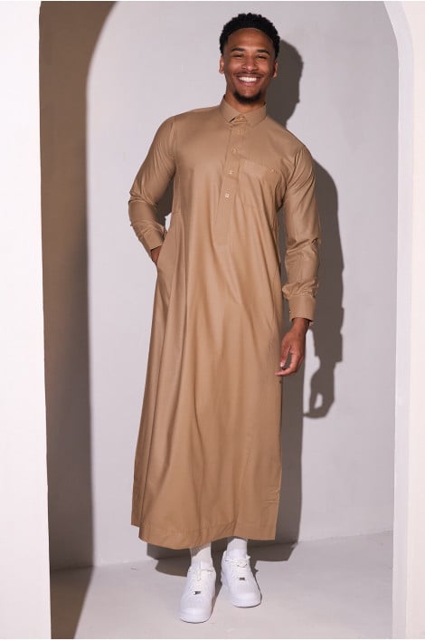 Qamis camel avec boutons carrés dorés