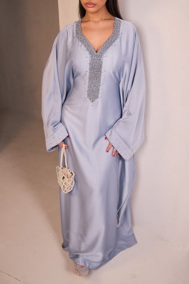 Abaya beige foncé satinée à perles sur le col