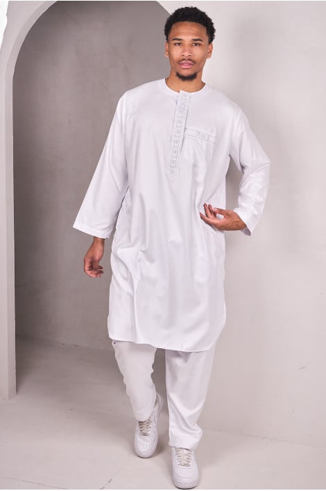 Ensemble 2 pièces qamis + pantalon blanc à motif sur le col