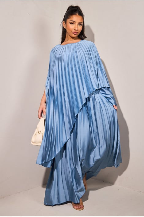 Robe bleu clair satinée plissée à cape