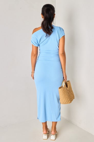 Robe bleu clair drapée à bijoux sur l'épaule