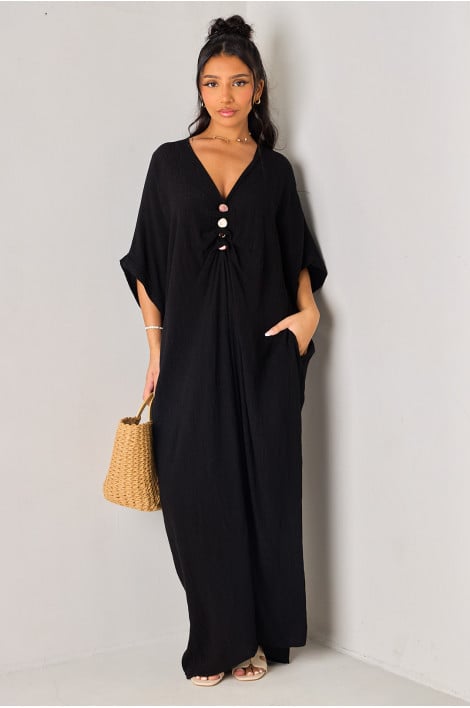 Robe ample noire ornées de pierres sur le décolleté