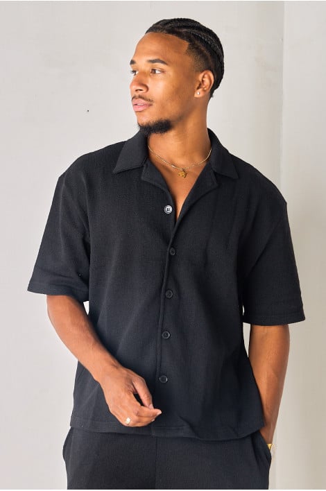 Chemise noire ajourée en tissu texturé