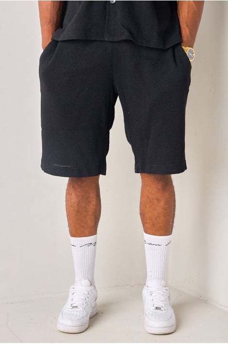Short noir en tissu texturé et ajouré