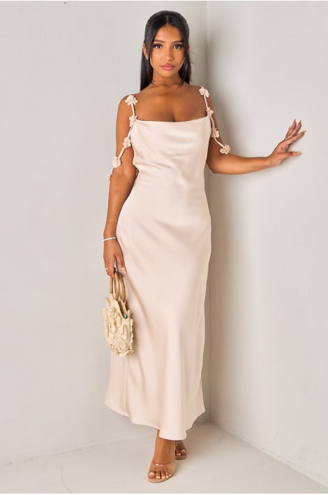Robe longue crème satinée à bretelles détails fleurs